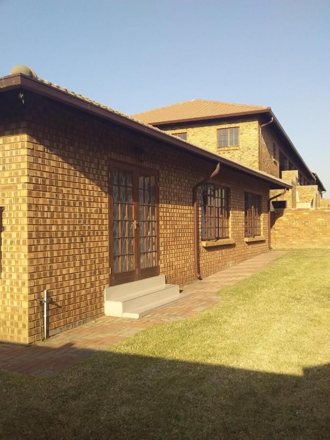 Tumi'S Home Away- 3 Bedroom Witbank Bagian luar foto