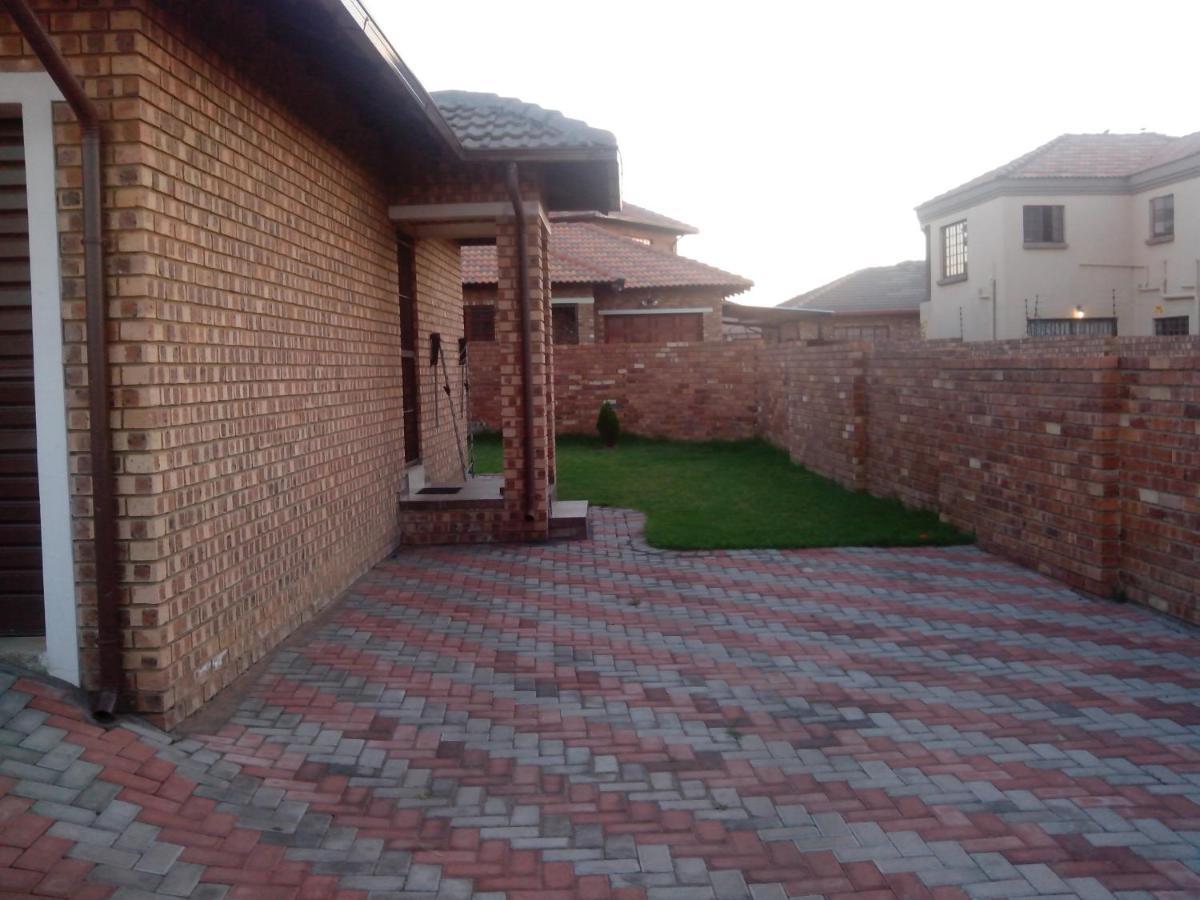 Tumi'S Home Away- 3 Bedroom Witbank Bagian luar foto