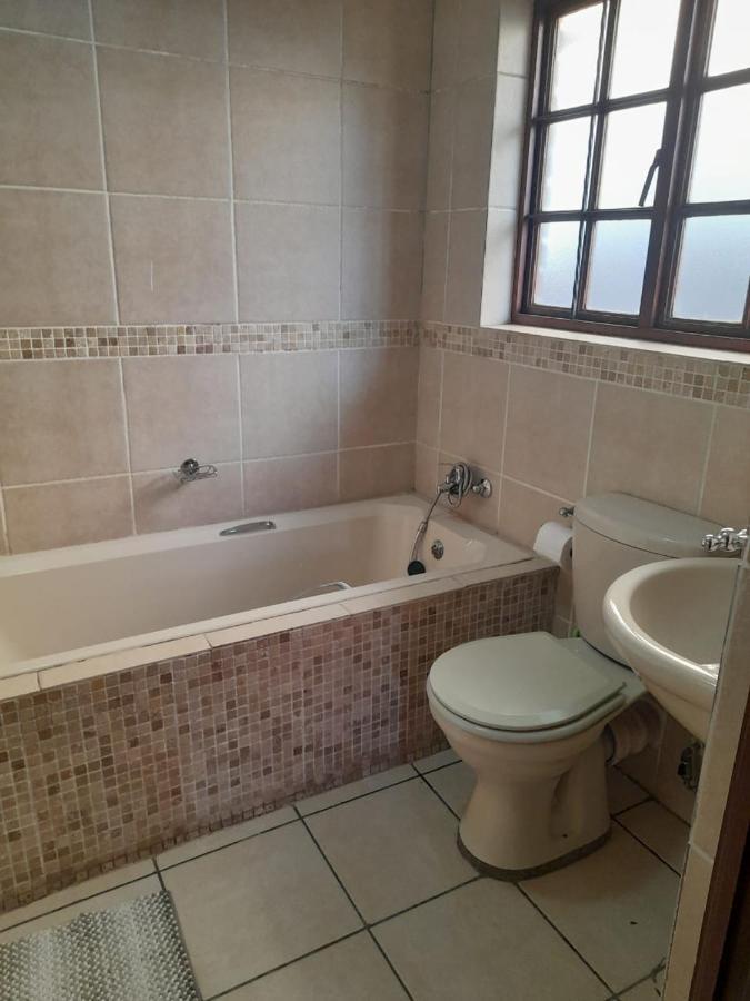 Tumi'S Home Away- 3 Bedroom Witbank Bagian luar foto