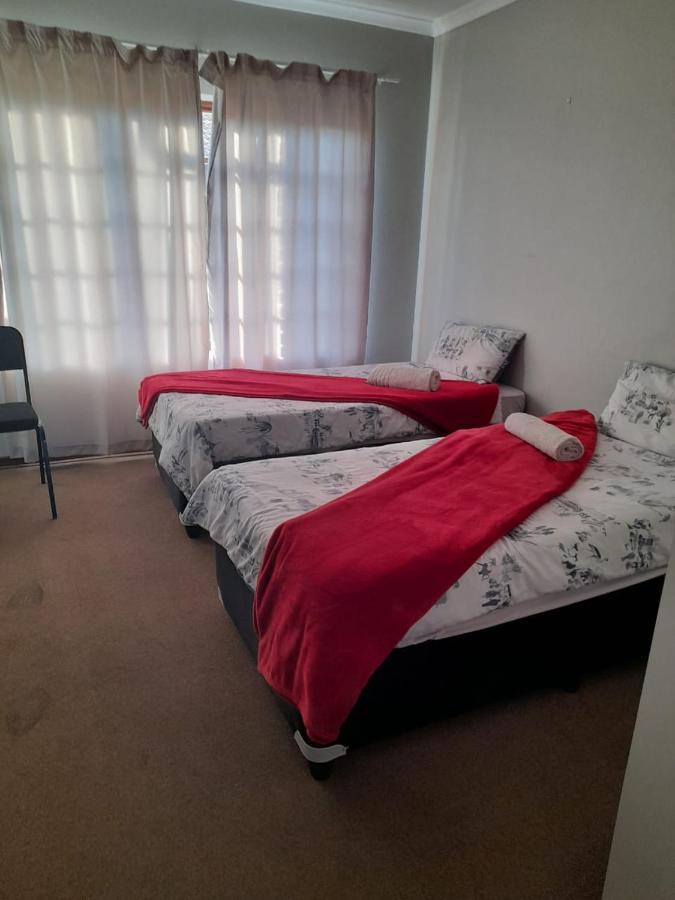 Tumi'S Home Away- 3 Bedroom Witbank Bagian luar foto